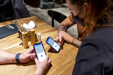 Hygienici zastavují řízení o pokutách s restauracemi, které nekontrolovaly bezinfekčnost hostů