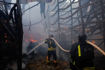 Z regálů zbyly hrubé konstrukce. Štáb ČT točil v troskách charkovského hobbymarketu