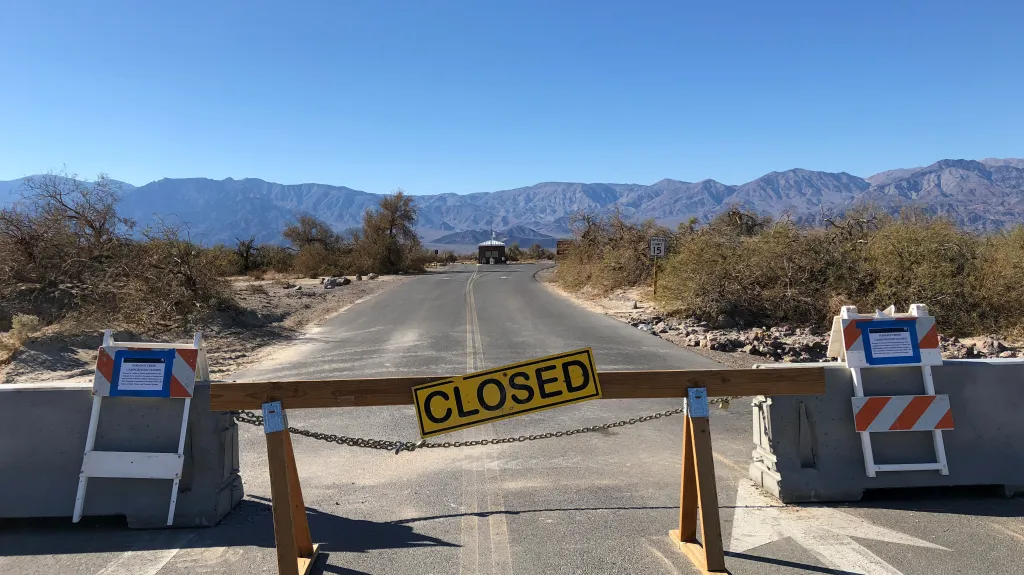Snímek z Národního parku Údolí smrti (Death Valley). I zde se projevuje federální shutdown.