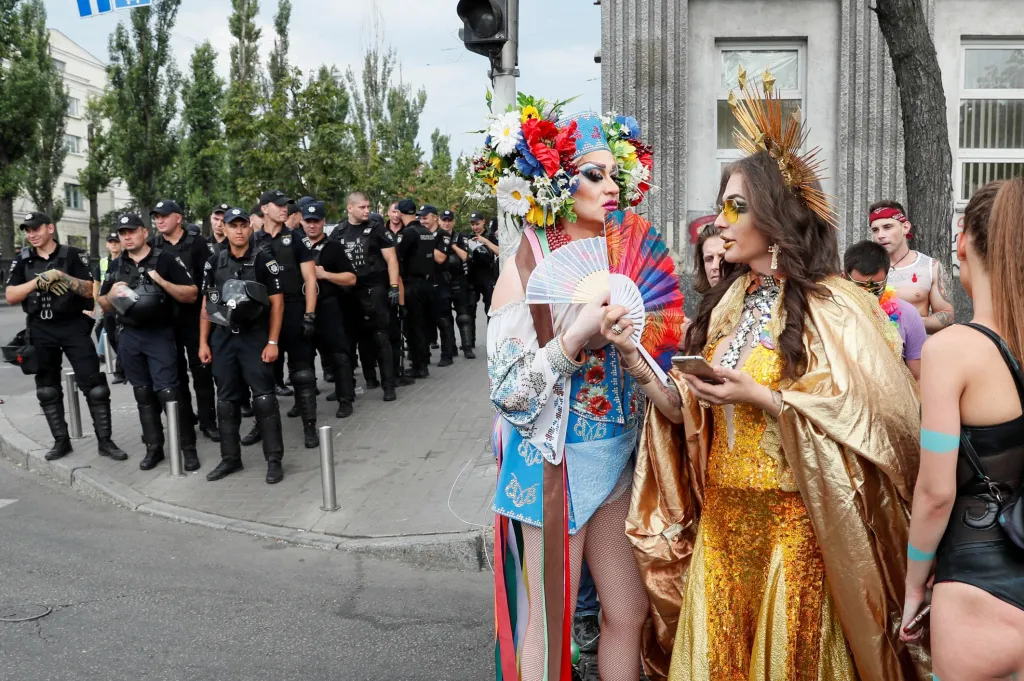 Policie kontroluje účastníky „Pochodu rovnosti“, který byl v Kyjevě organizovaný LGBT komunitou.