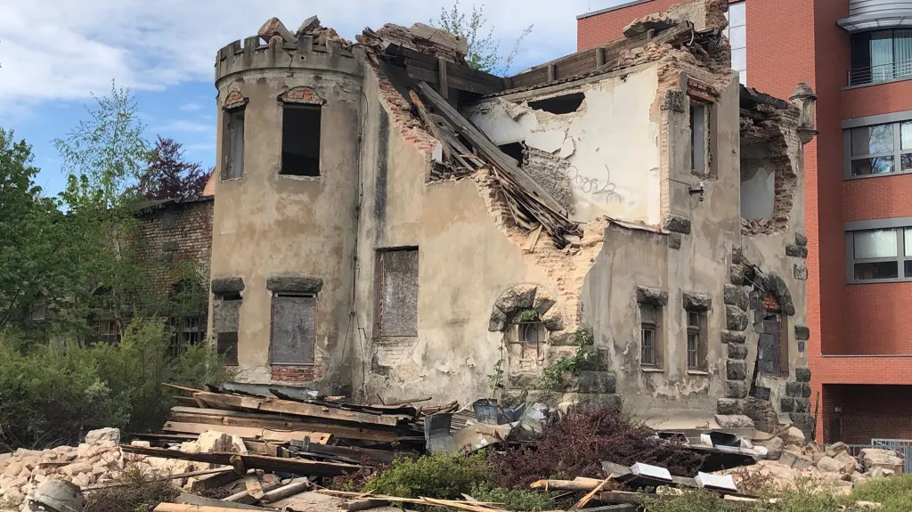 Část bývalého sídla pánského spolku Schlaraffia v Jablonci nad Nisou byla 11. května stržena
