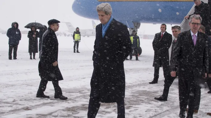 John Kerry po příletu na Ukrajinu