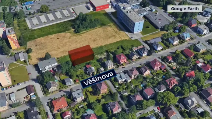 Kvůli stavbě třípodlažní budovy (naznačena červeně) se majitelé nízkých rodinných domů obávají ztráty soukromí