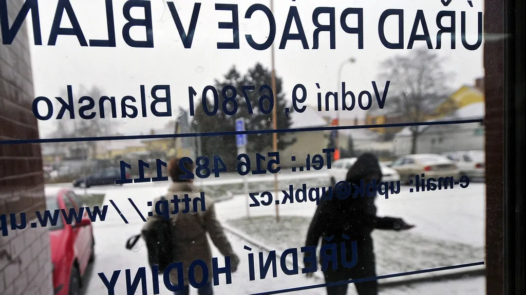 Před Úřadem práce v Blansku