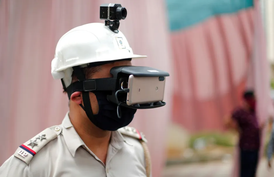 Policejní důstojník v indickém Dillí používá speciální systém, který slouží ke sledování teploty procházejících osob. Má za úkol odhalovat potenciální nemocné nakažené koronavirem