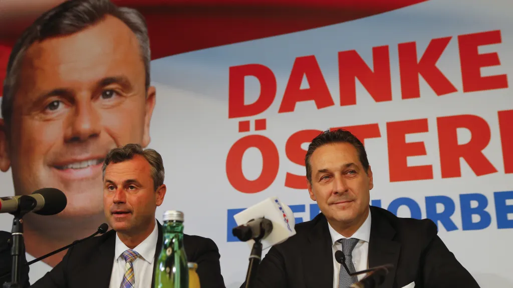 Někdejší prezidentský kandidát Hofer (vlevo) a šéf strany Heinz-Christian Strache