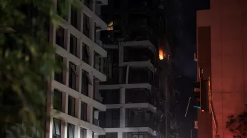 Následky dopadu íránské rakety v Tel Avivu