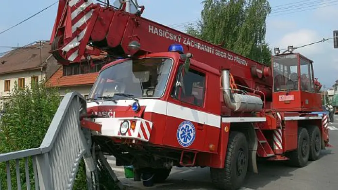 K vyproštění vlaku povolali hasiči speciální drážní jeřáb z Přerova. Ten však zhruba 400 metrů před místem nehody také havaroval, když se vyhýbal osobnímu autu.