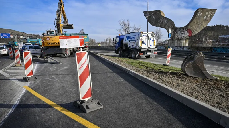 Plastika Rovnováha v době rekonstrukce Barrandovského mostu (2024)