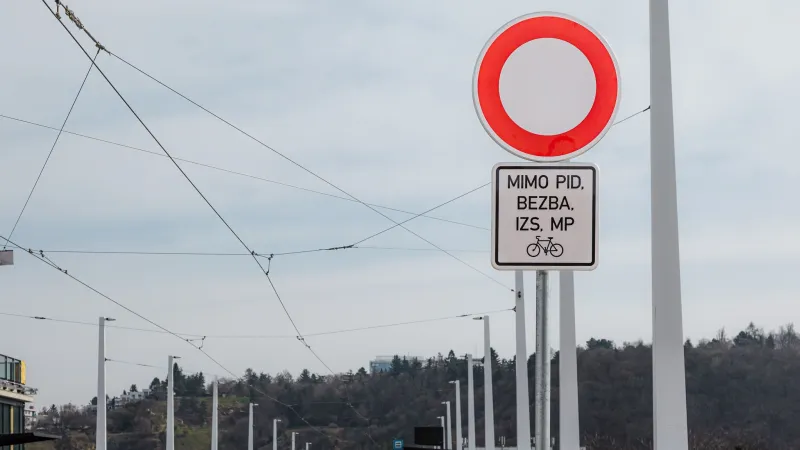Dopravní omezení na Dvoreckém mostě