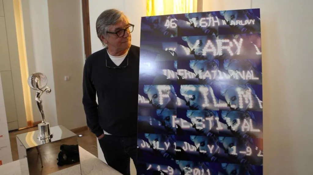 Jiří Bartoška představuje plakát 46. ročníku MFFKV