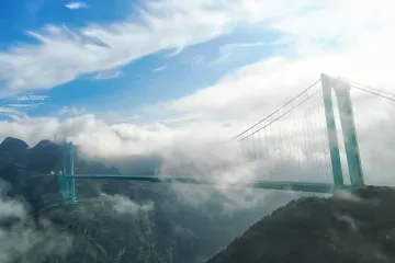 V Číně se otevřel řidičům nejvyšší most na světě