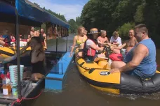 Plovoucí bary jsou podle majitelů restaurací a kempů nekalou konkurencí