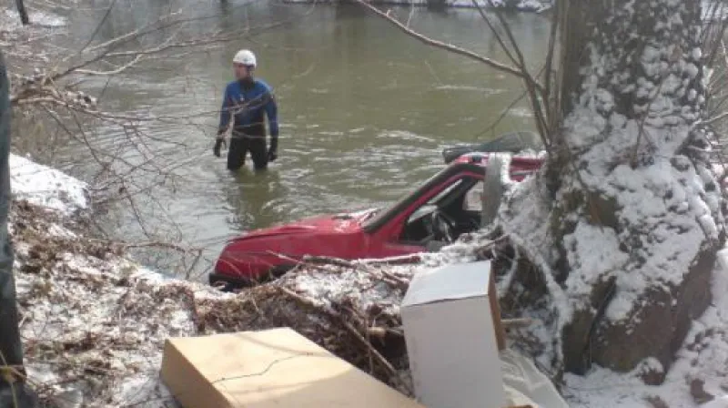 Řidička skončila s autem ve Svitavě (záběry z mobilního telefonu)