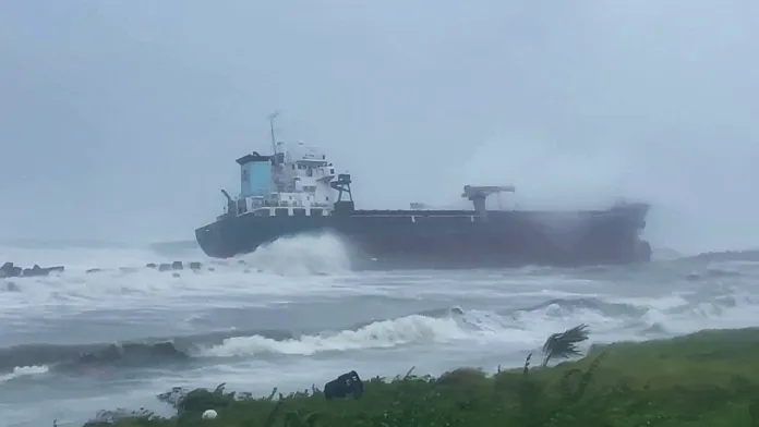 Tajfun Gaemi vyplavil lodě na tchajwanské pobřeží