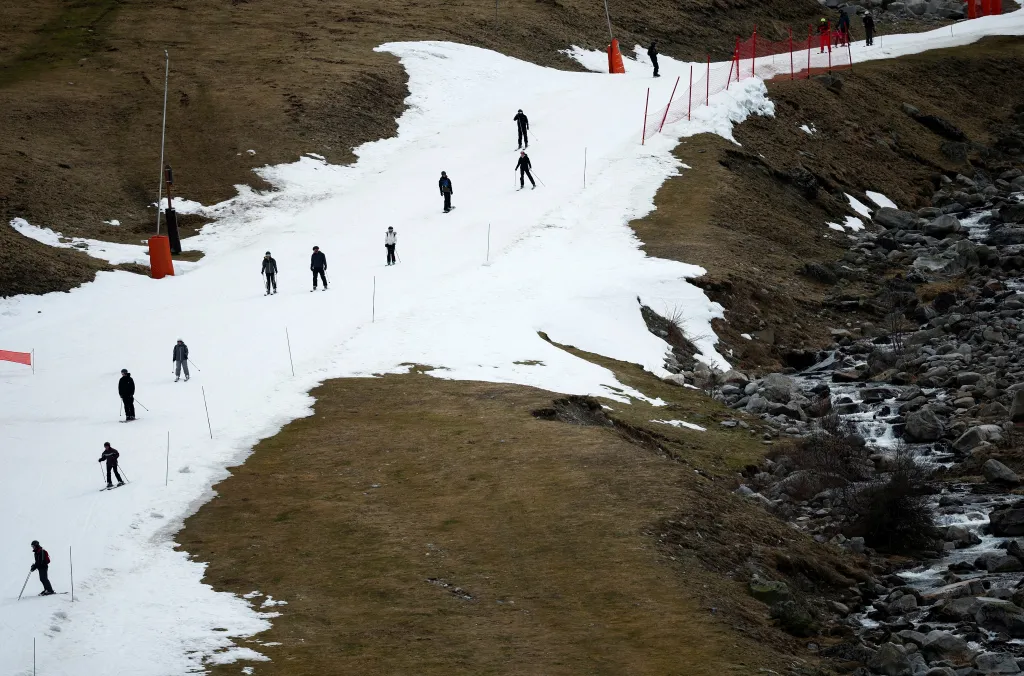 Zimní nadšenci sportují na umělém sněhu v Bareges během zimních dnů