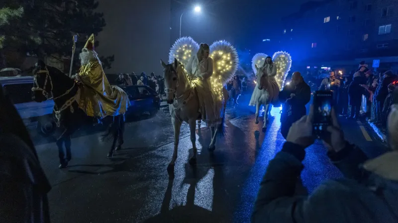 Andělé s Mikulášem na koních při průjezdu ulicemi Přerova