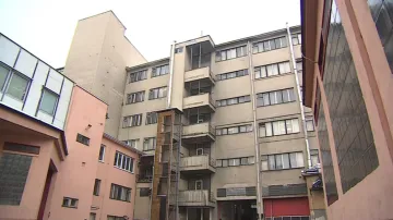 Potřeba rekonstrukce je znát i na vnější fasádě