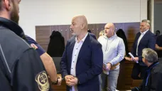 Hlavní líčení u Městského soudu v Praze (16. prosince 2024), Jiří Gabriel (druhý zprava), Petr Hrubý (vpravo), Faton Gashi (druhý zleva)