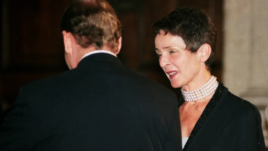 Věra Kunderová přebírá státní vyznamenání za svého manžela, 1995