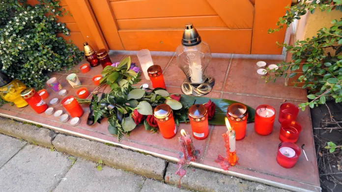 Svíčky před domem, kde byla zavražděna čtyřčlenná rodina
