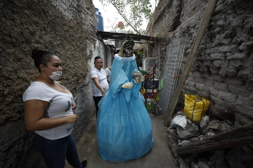 Vyznavači kultu nepraktikují svoji víru pouze v Mexiku, Santa Muerte se rozšířila i po celé Latinské Americe, v USA, Japonsku, Mexiku nebo na Filipínách a v Austrálii