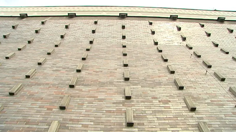 Boční stěna kostela Nejsvětějšího srdce Páně