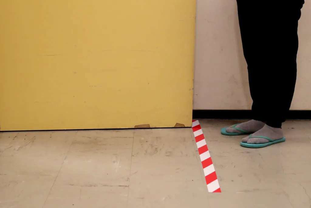 Sociální distance se stala světovou normou
