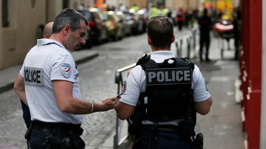 Francouzská policie nedaleko místa výbuchu