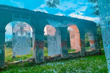 Ukrajinská výtvarnice svými vystřihovánkami zachraňovala zanikající řemeslo, nyní Ukrajinu