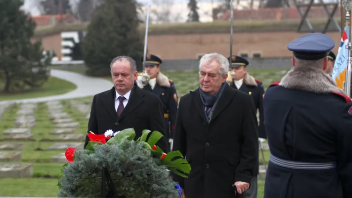 Prezidenti ČR a Slovenska položili květiny v terezínském památníku