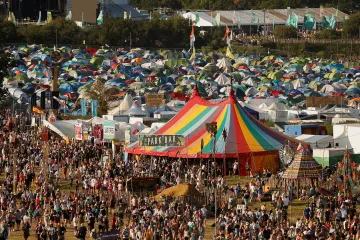 Začala hlavní část festivalu Glastonbury. Zpěvák Arctic Monkeys překonal zánět