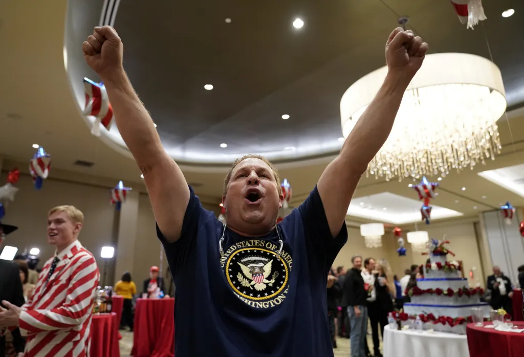 David Morris, podporovatel prezidenta Trumpa, reaguje s nadšením na první výsledky ve státě Florida
