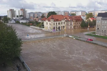 Lidi uvězněné proudem řeky v částech Opavy musely zachraňovat vrtulníky