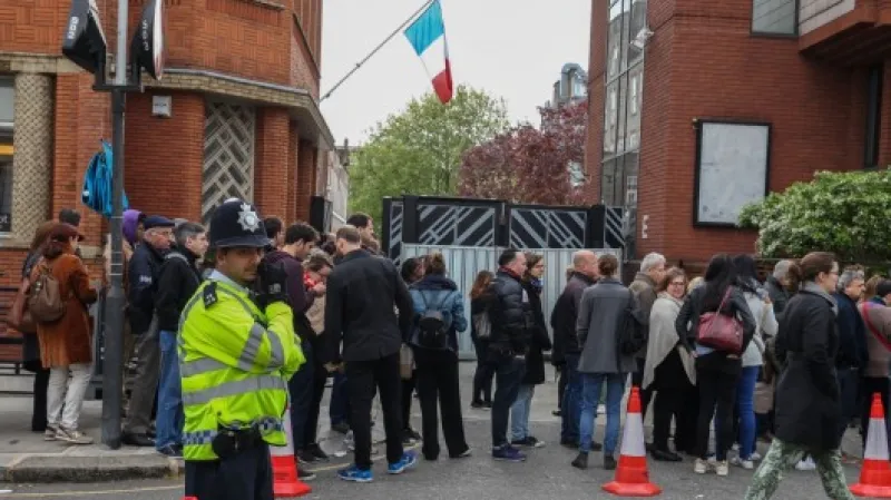 Lidé čekají před ambasádou v Londýně