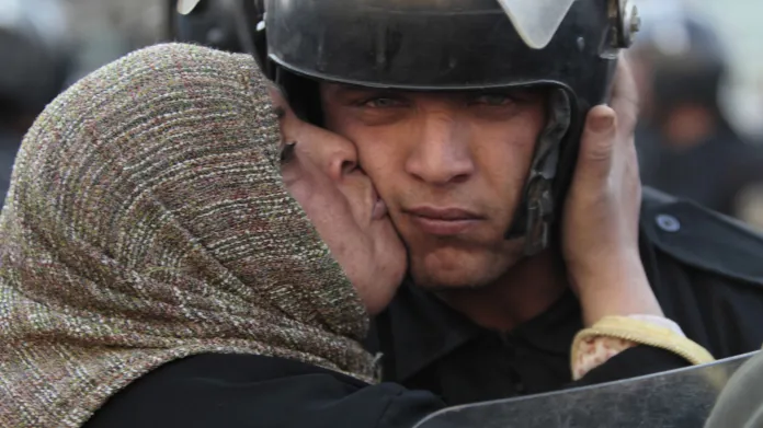 Protestující žena líbá na tvář egyptského vojáka při protivládních protestech v roce 2011