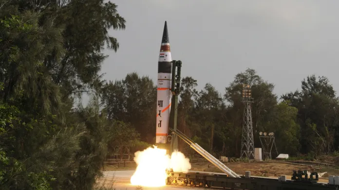 Start indické vojenské balistické rakety „Agni V“ z dubna 2012