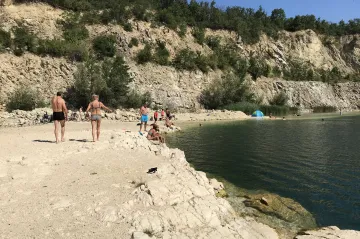 Zatopené lomy lákají ke koupání stovky lidí. V Mikulově chtějí ochránci přírody přístup omezit