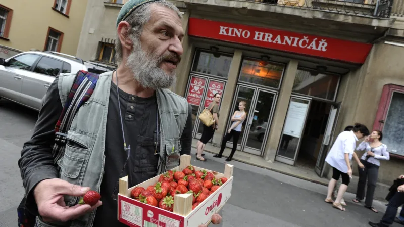 Kino Hraničář, vlevo herec Jaroslav Achab Haidler