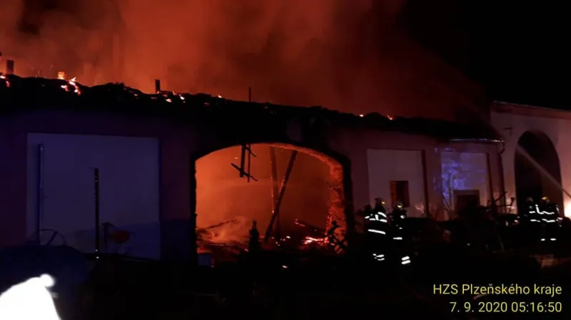 Požár v areálu zámku v Újezdu nade Mží