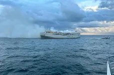 Záchranné týmy začaly s odvlečením hořící nákladní lodi u Nizozemska