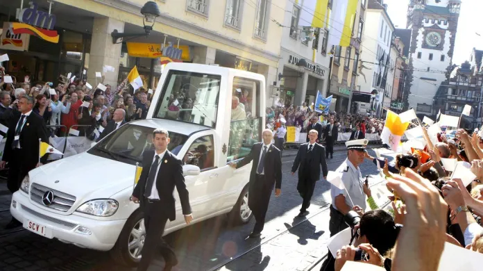 Papež Benedikt XVI. v papamobilu