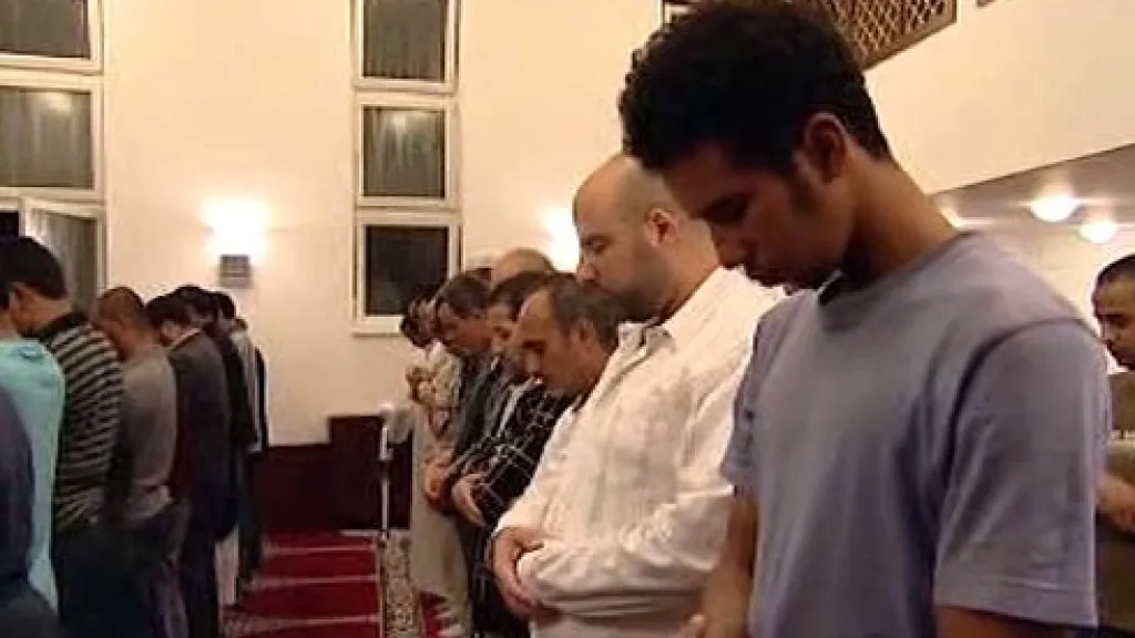 Muslimové při pravidelné modlitbě