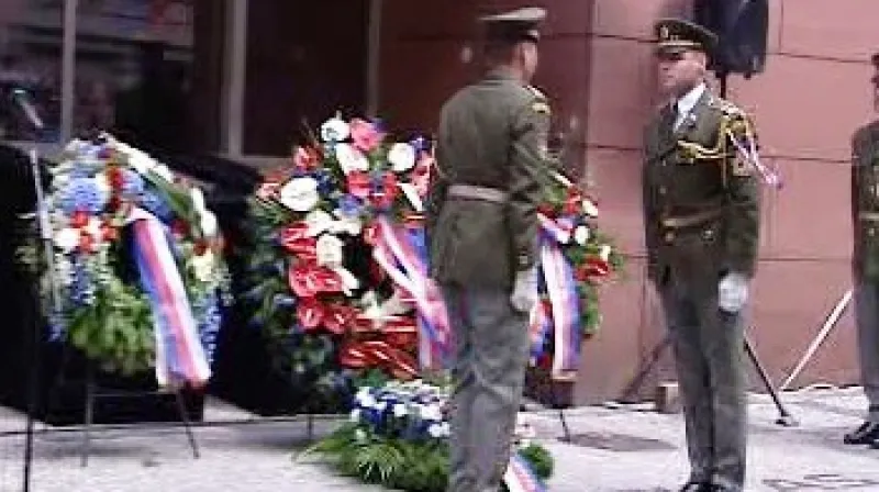 Položení věnců u rozhlasu