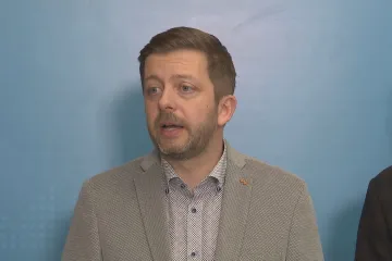 Lhůta pro registraci uprchlíků by se měla prodloužit, řekl Rakušan. Snadněji by se mohli dostat k práci