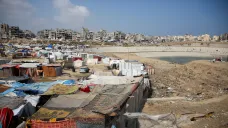 Stanové město u bazénu s odpadní vodou v Chán Júnisu na jihu pásma Gazy