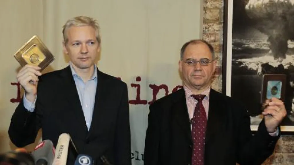 Julian Assange převzal od Rudolfa Elmera tajná bankovní data
