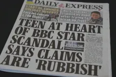 Moderátora BBC vinili z koupě intimních fotek nezletilé, policie nic nezákonného nezjistila