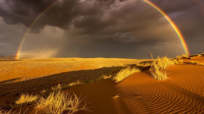 „Sedm let jsem snil o tom vyfotografovat déšť na poušti. Povedlo se mi to až v roce 2015 v namibijském národním parku Namib Naukluft. Po ohromující bouřce se mračnem prodraly ještě poslední paprsky slunce.“