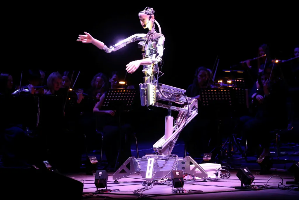 Robotí dirigent vede orchestr na Sharjah Performing Arts Academy ve Spojených arabských emirátech